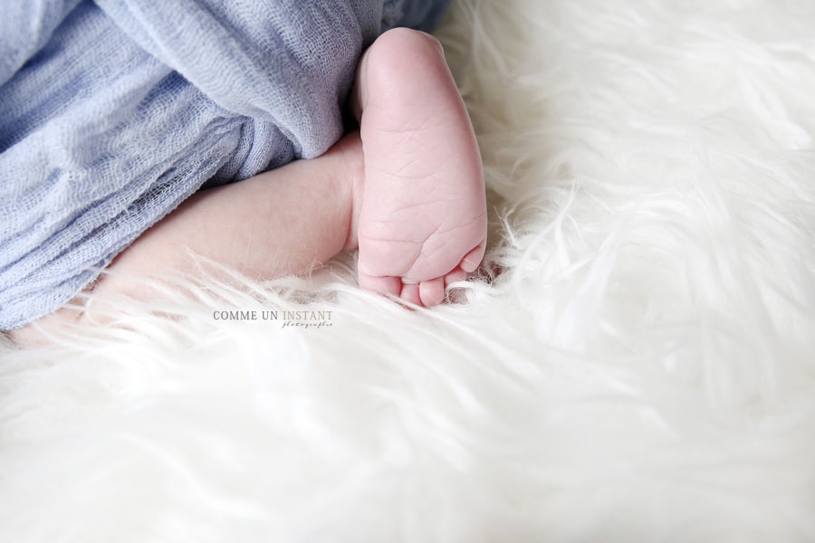 petits pieds, petit peton, nouveau né, shooting nouveau né studio, shooting bébé, bébé en train de dormir, shooting nouveau né en train de dormir, photographe pro bébé studio, shooting à domicile de nouveaux nes